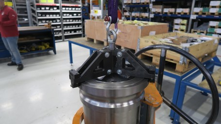 3D printed lifting tool attached to piston